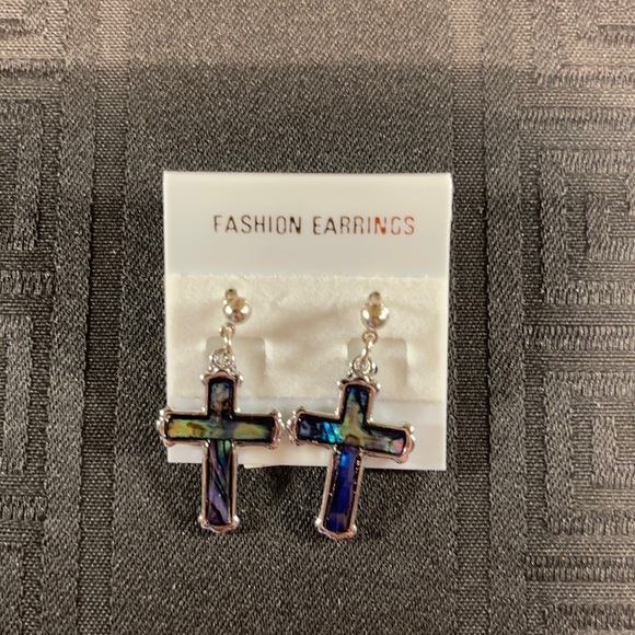 👋 3/$15 Cross Natural Shell 1” stud earrings NWT 🌈🟦 - Picture 2 of 7